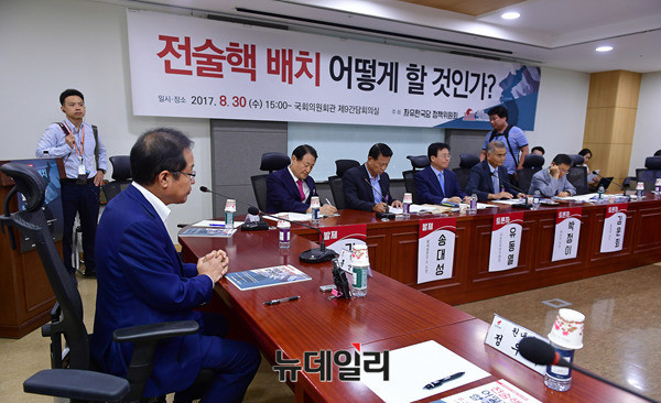 ▲ 자유한국당 정책위원회와 여의도연구소는 30일 국회 의원회관에서 '전술핵 배치 어떻게 할 것인가' 토론회를 열었다. ⓒ뉴데일리 정상윤기자