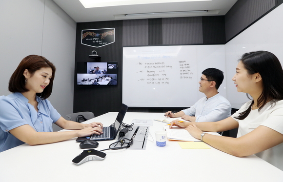 ▲ 신한금융지주 계열사 직원들이 스마트워킹센터에서 화상 회의를 진행하고 있다. ⓒ신한금융지주