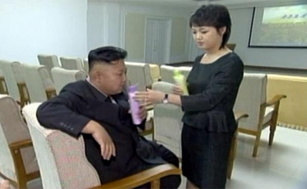 김정은에게 우유로 보이는 액체를 주는 리설주. 이것도 국제사회가 인도적 대북지원을 해준 분유일 수 있다. ⓒ北선전매체 화면캡쳐.