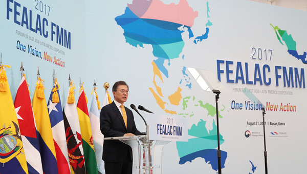 ▲ 문재인 대통령이 31일 동아시아-라틴아메리카 협력 포럼 외교장관 회의에 참석해 축사를 하고 있다. ⓒ청와대 제공