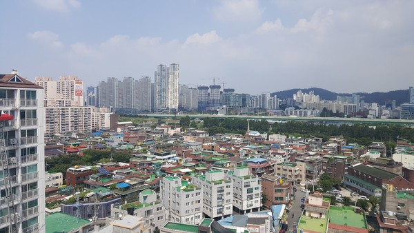 ▲ 인근 아파트에서 바라본 금하마을  ⓒ 뉴데일리