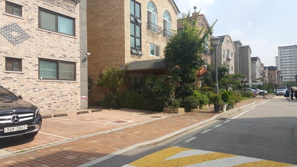 ▲ 금하마을 길 건너편의 광명시 소하동 ⓒ 뉴데일리