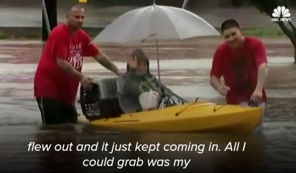 ▲ 물에 잠긴 휴스턴에서 시민들이 탈출하는 모습. ⓒ美NBC뉴스 관련보도 화면캡쳐.