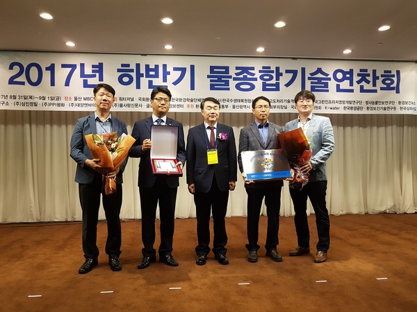 ▲ 충남도가 가뭄 극복 ‘전국 최우수 기관’에 선정돼 31일 상을 받았다.ⓒ충남도