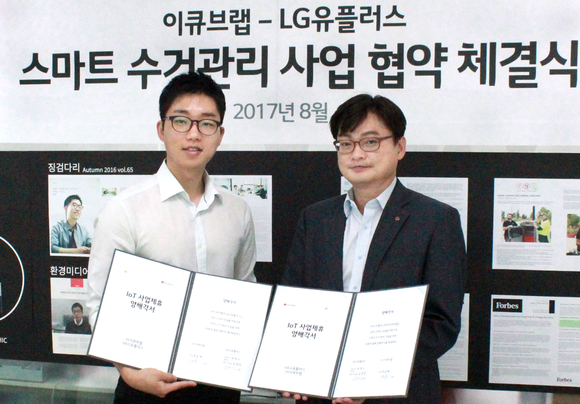 ▲ 김영만 LG유플러스 NB-IoT담당(오른쪽), 권순범 이큐브랩 대표(왼쪽)ⓒLG유플러스