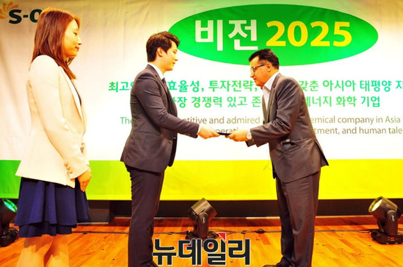 ▲ '비전 2025' 선포식에서 임직원들과 만난 오스만 알 감디 대표이사.ⓒ에쓰-오일