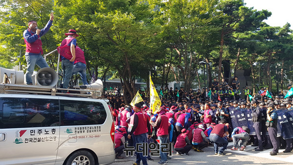 ▲ 포스코센터 주차장 막아선 경찰병력과 대치 중인 플랜트건설 노조ⓒ뉴데일리