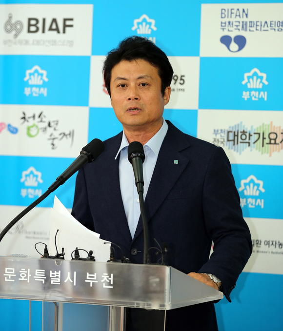 ▲ 김만수 부천시장이 31일 기자회견을 열고 신세계 토지매매계약 불이행에 따른 입장표명을 하고 있다 ⓒ 부천시