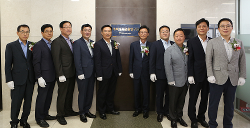 ▲ HUG 주택도시금융연구원 출범식에 참석한 관계자들이 기념촬영을 하고 있다. ⓒHUG