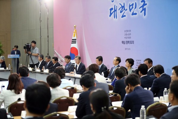 ▲ 문재인 대통령이 지난 31일 보건복지부, 고용노동부, 여성가족부 업무보고에 참석해 모두발언을 하고 있다. ⓒ청와대 제공