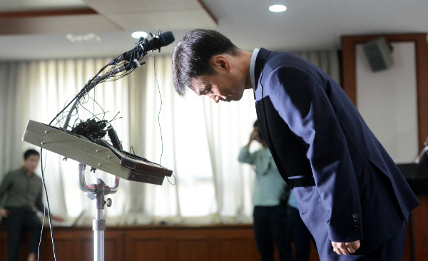 ▲ 대한민국을 긍정하는 건강한 역사관을 가진 박성진 중소벤처기업부장관후보자가 이를 부정하는 친문재인·좌파 세력의 압박에 못 이겨 31일 오후 중소기업중앙회에서 자아비판을 하며 고개를 깊숙이 숙이고 있다. ⓒ뉴시스 사진DB