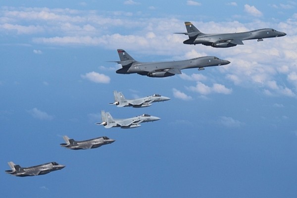 ▲ 북한이 관영 매체를 동원 미국의 장거리 폭격기 B-1B와 스텔스 전투기 F-35B의 한반도 전개는 ‘군사적 망동’이며 ‘부질없는 객기’에 불과하다고 비난했다. 사진은 (왼쪽부터)美F-35B 스텔스 전투기, 한국의  F-15K 전투기, 美B1-B 폭격기.ⓒ美태평양사령부 공식 트위터