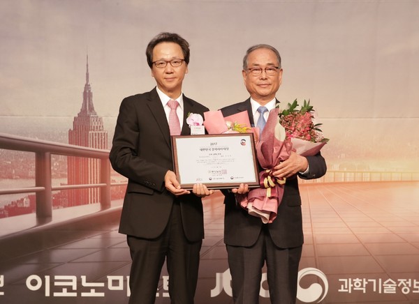 ▲ 한국영상대 유재원 총장(오른쪽)이 지난달 31일 2017 대한민국 경제리더 대상을 수상하고 기념사진을 찍었다.ⓒ한국영상대
