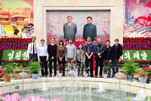 ▲ 북한에 여행 간 미국인들이 김씨 일가 우상화 조형물 앞에서 기념사진을 찍었다. 미국인 관광객에게는 신기한 것일뿐이지만 북한은 이마저도 체제 선전용으로 악용한다. (사진과 기사 본문과 직접적인 관련은 없습니다.) ⓒ美PBS 북한관광 관련보도 화면캡쳐.