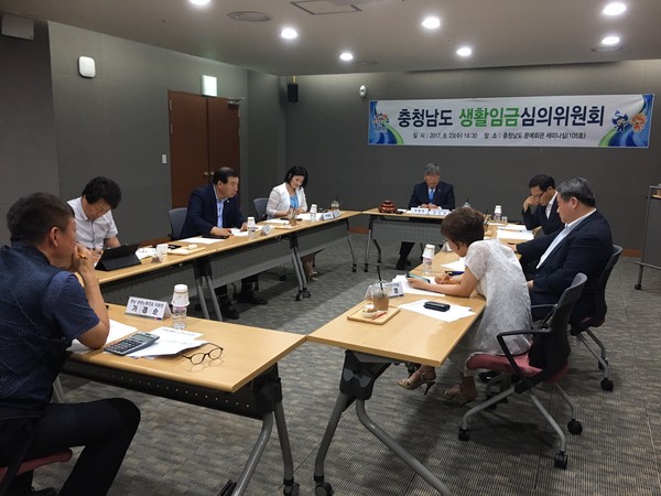 ▲ 지난달 23일 있은 생활임금심의위원회 모습.ⓒ충남도