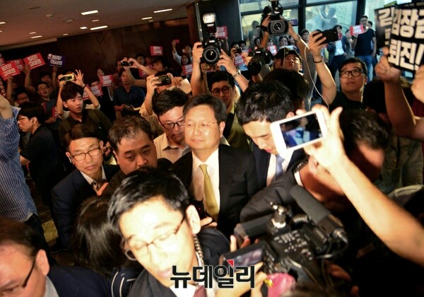 ▲ 1일 오후 여의도 63컨벤션센터에서 열린 '제54회 방송의날'행사에 MBC김장겸 사장이 입장하고 있는 가운데, 언론노조 조합원들이 '김장겸 사퇴'를 외치고 있다.ⓒ뉴데일리 공준표 기자