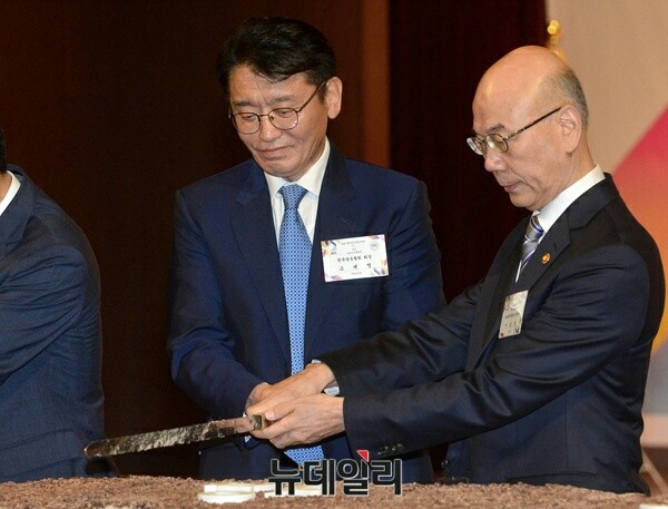 ▲ 1일 오후 여의도 63컨벤션센터에서 열린 '제54회 방송의날'축하연에서 고대영 KBS사장과 이효성 방통위원장이 함께 컷팅식에 참여하고 있다.ⓒ뉴데일리 공준표 기자