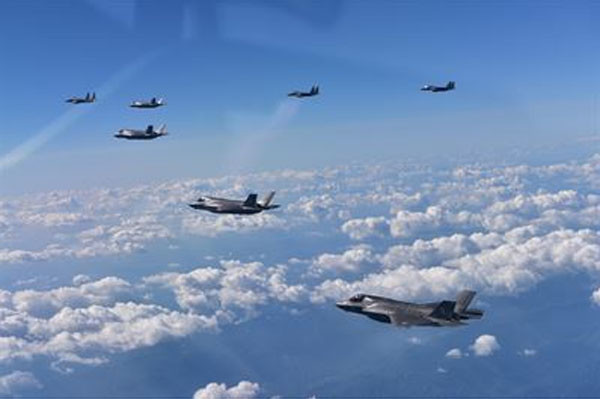 ▲ 주한미군이 빈센트 브룩스 사령관의 성명과 함께 공개한 사진. 최근 공개한 사진 가운데는 日항공자위대와 美공군의 합동훈련 모습이 더 많았다. ⓒ美태평양 사령부 공개사진.