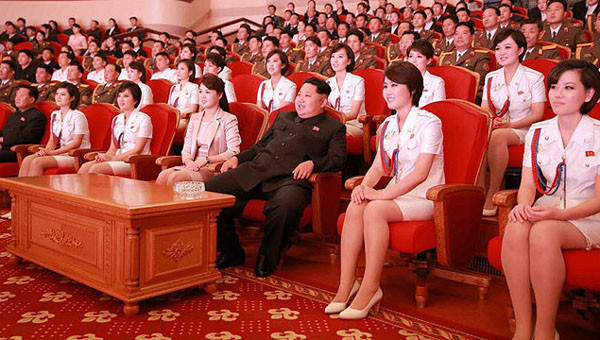 ▲ '꽃밭 속 검은 돼지?' 리설주와 모란봉 악단 단원들에 둘러싸인 김정은. 최근 北평양 여성의 패션이 상당히 과감해졌다고 한다. 일각에서는 이런 유행이 리설주와 모란봉 악단 때문이라고 풀이한다. ⓒSBS 지난 4월 北패션관련보도 화면캡쳐.