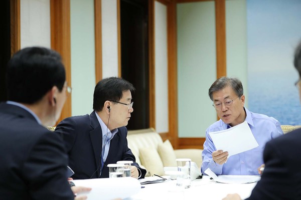 ▲ 문재인 대통령이 도널드 트럼프 미국 대통령과 통화하는 모습. 지난 9월 1일 모습이다. ⓒ청와대 제공