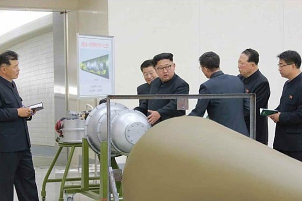 ▲ 北조선중앙통신에 따르면 핵무기 연구소를 방문한 김정은은 “분열 및 열핵장약을 비롯한 수소탄의 모든 구성요소들이 100% 국산화되고 무기급 핵물질 생산 공정으로부터 부분품 정밀가공 및 조립에 이르기까지 핵무기 제작에 필요한 모든 공정들이 주체화 됐다”고 주장했다고 한다.ⓒ北선전매체 홈페이지 캡쳐