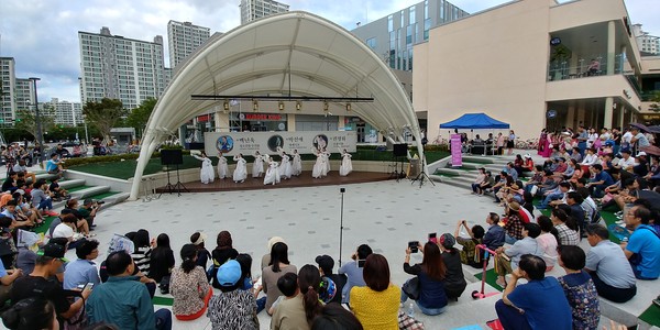 ▲ 지난 2일 개회한 대구보자기축제에서 시민들이 다양한 공연을 보며 축제를 즐기고 있다.ⓒ대구시