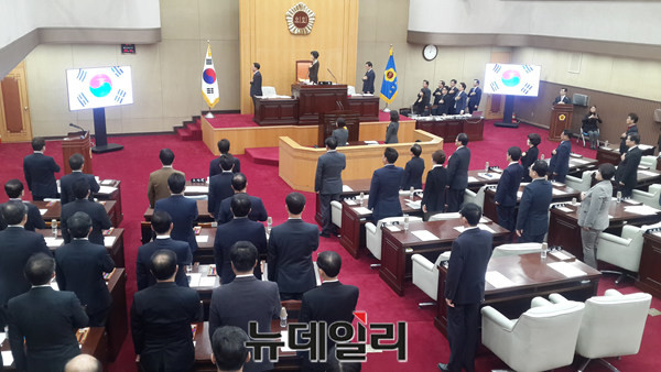 ▲ 충북도의회 본회의장 국민의례 모습.ⓒ김종혁 기자