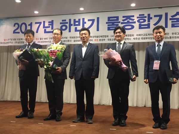 ▲ 사진 왼쪽 두 번째 김재봉 상수도팀장.ⓒ단양군