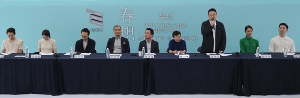 ▲ 왼쪽부터 무용수 조용진·이요음, 안호상 극장장, 김상덕 예술감독, 배정혜 안무가, 정구호 연출, 무용수 송지영·김병조.