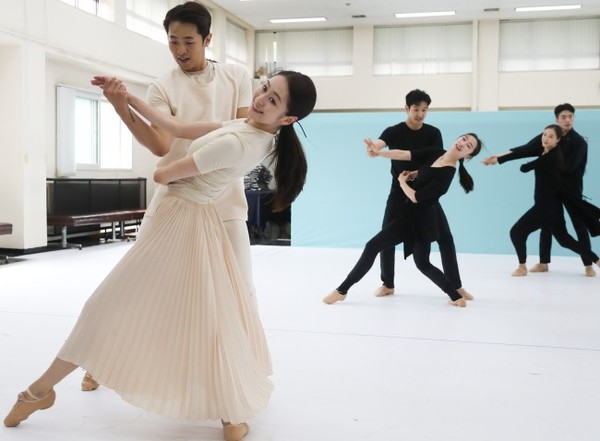 ▲ 왼쪽부터 무용수 조용진·이요음, 안호상 극장장, 김상덕 예술감독, 배정혜 안무가, 정구호 연출, 무용수 송지영·김병조.