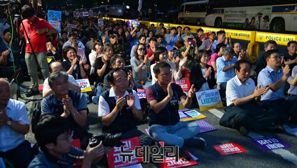 ▲ 1일 서울 여의도 63컨벤션센터 앞에서 민노총 산하 언론노조의 주최로 '공영방송 경영진 사퇴'를 주장하는 문화제가 열리고 있다.ⓒ뉴데일리 공준표 기자