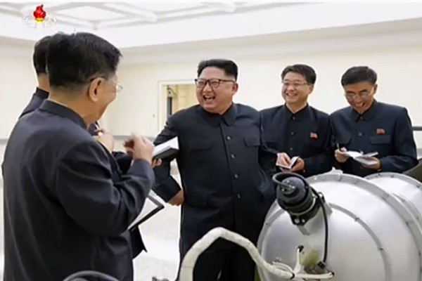 정부는 6차 핵실험 등 북한의 도발에 대해 ‘불용(不容)’ 입장을 견지하면서, 동시에 한반도 긴장 완화를 위한 노력을 지속해 나가겠다고 밝혔다. 사진은 김정은이 '핵무기 연구소'를 현지지도 했다는 北'조선중앙TV' 보도일부.ⓒ北선전매체 보도영상 화면캡쳐