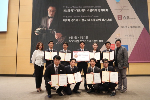 ▲ U1대학교 와인발효·식음료서비스학과 학생들이 ‘2017 제13회 한국 국가대표 소믈리에 경기대회’에서 대학생 부문 최다 수상했다.ⓒU1대학교