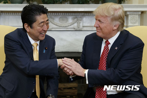▲ 지난 2월 트럼프 美대통령과 아베 日총리 간의 정상회담 모습. ⓒ뉴시스. 무단전재 및 재배포 금지.