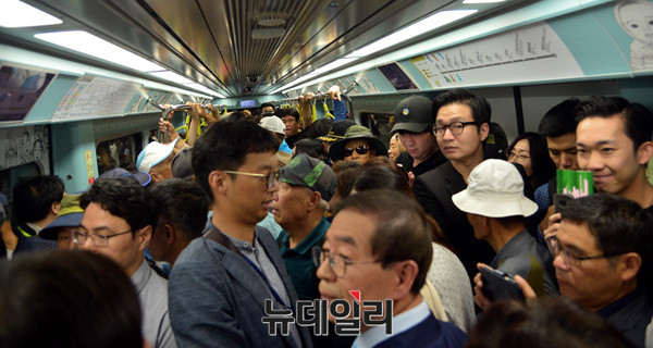 ▲ 지난 2일 오전 10시 40분께 종합관리동 차량기지(북한산우이역)에서 경전철 시승식이 진행됐다. 박원순 서울시장도 참여했다. ⓒ뉴데일리 공준표 기자