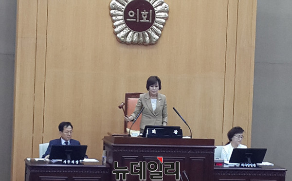 ▲ 4일 김양희 충북도의장이 의사봉을 두드리고 있다.ⓒ김종혁 기자