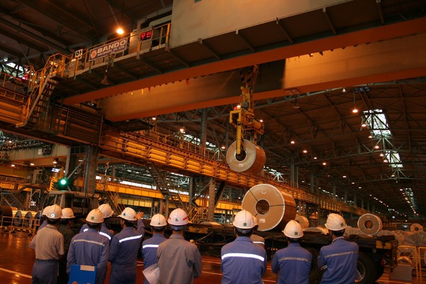 ▲ 포스코가 포항제철소 내 기계정비부문 외주파트너사에 근무할 취업희망 교육생 40명을 모집한다. 사진은 포스코의 취업희망자 지원 프로그램에 참가한 청년들이 제철소 현장을 견학하는 모습.ⓒ포스코