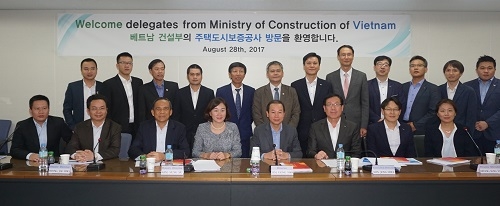 ▲ HUG와 베트남 건설부 관계자들이 주택분양보증제도에 대한 실무회의를 마치고 기념촬영을 하고 있다. ⓒHUG
