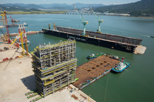 ▲ 국내 최대 규모 플랜트 모듈이 광양항만을 출발하기 위해 전용선박으로 옮겨지고 있다. ⓒ 대림산업