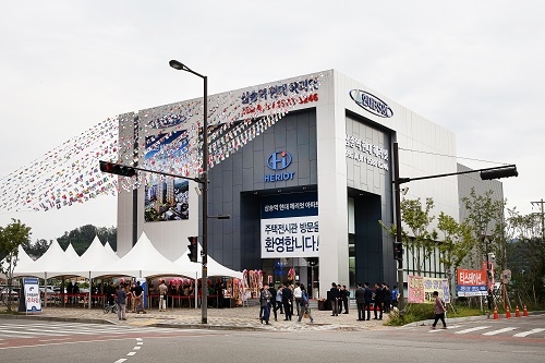 ▲ 지난달 29일 개관한 삼송역 현대 헤리엇 견본주택 외관. ⓒ현대BS&C