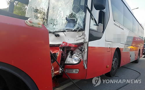 지난 2일 천안~논산고속도로에서 발생한 추돌사고.ⓒ연합뉴스