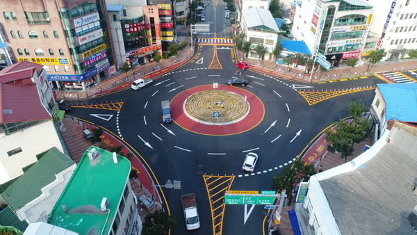 ▲ 신설된 영동읍 중앙사거리 회전교차로.(드론촬영)ⓒ영동군