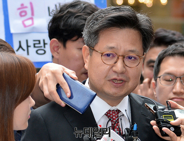 ▲ 김장겸 MBC 사장이 5일 오전 고용노동부 서울서부지청에 자진출석해 기자들의 질문에 대답하고 있다.ⓒ뉴데일리 공준표 기자