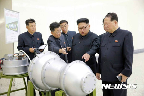 지난 3일 北선전매체가 보도한, 김정은의 핵무기 연구소 시찰 장면. 北선전매체는 이날과 지난 4일 'EMP 무기'에 대해 선전했다. ⓒ뉴시스. 무단전재 및 재배포 금지.
