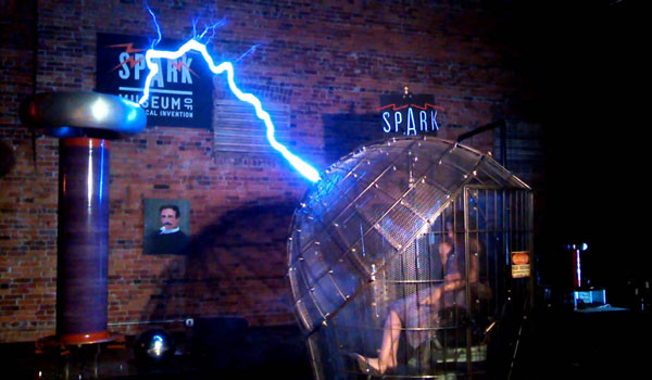 ▲ 일시적으로 고전압을 만들어 공기 중에 공진시키는 테슬라 코일로 '패러데이 케이지' 효과를 확인하는 모습. ⓒ유튜브 관련영상 캡쳐.