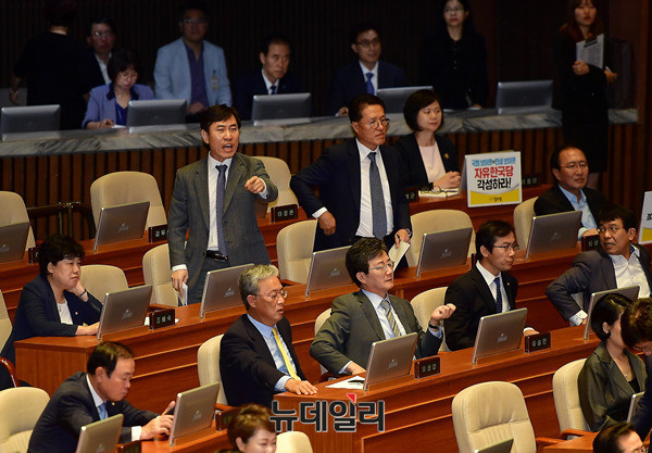 ▲ 바른정당 하태경·정운천 최고위원이 4일 더불어민주당 추미애 대표의 교섭단체대표연설 도중 북한을 향한 대화 구걸이 계속되자 참다참다못해 자리에서 일어나 격렬하게 항의하고 있다. 뒷줄에 앉아있던 김무성 의원은 먼저 퇴장했다. ⓒ뉴데일리 정상윤 기자