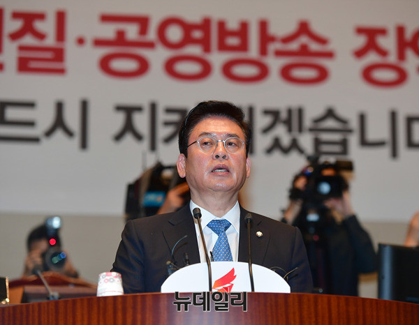 ▲ 자유한국당 정우택 원내대표가 5일 비상의원총회에서 전날 추미애 대표의 교섭단체대표연설을 준렬히 꾸짖고 있다. 정우택 원내대표는 이날 자신의 교섭단체대표연설 순서를 보이콧했다. ⓒ뉴데일리 정상윤 기자