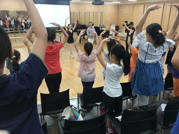 ▲ 꿈다락 토요문화학교 예술감상교육 '발레로 만나는 차이콥스키'에 참여한 학생들이 발레 기본 지식을 배우고 있다.