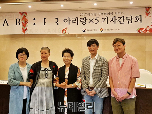 ▲ (왼쪽부터)손혜리 전통공연예술진흥재단 이사장, 현대무용가 안은미, 국악인 이춘희, 기타리스트 함춘호, 시인 오은.