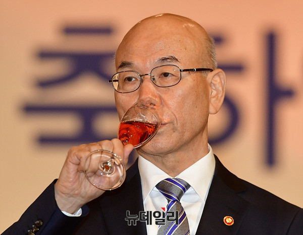 ▲ 이효성 방송통신위원장이 1일 오후 서울 영등포구 63시티에서 열린 제54회 방송의날 축하연에서 축하주를 마시고 있다. ⓒ뉴데일리 정상윤 기자